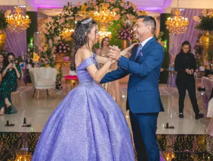 padre bailando con su hija en sus quince